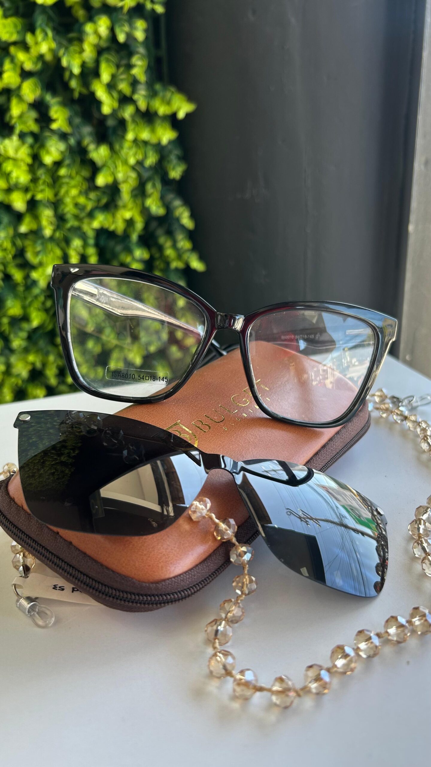 Cliente satisfeita com óculos Visionery